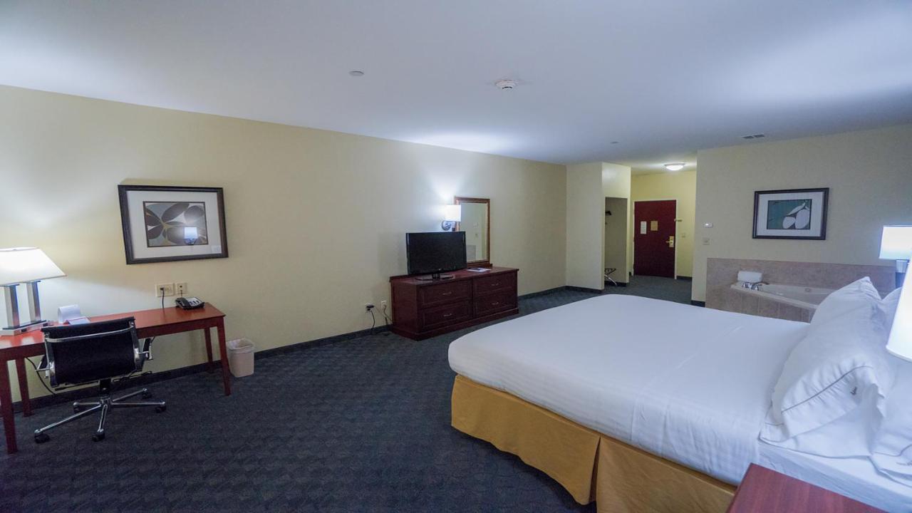 Holiday Inn Express Hotel & Suites Pampa By Ihg Exterior photo