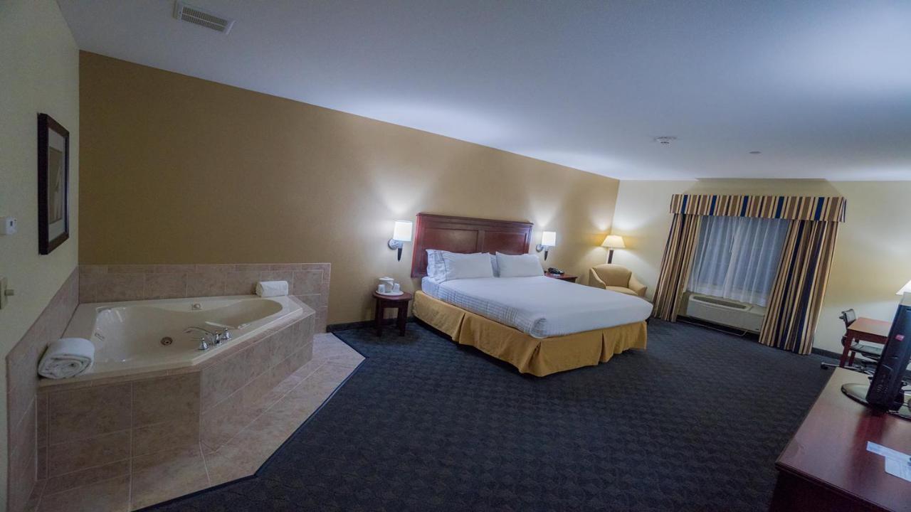 Holiday Inn Express Hotel & Suites Pampa By Ihg Exterior photo